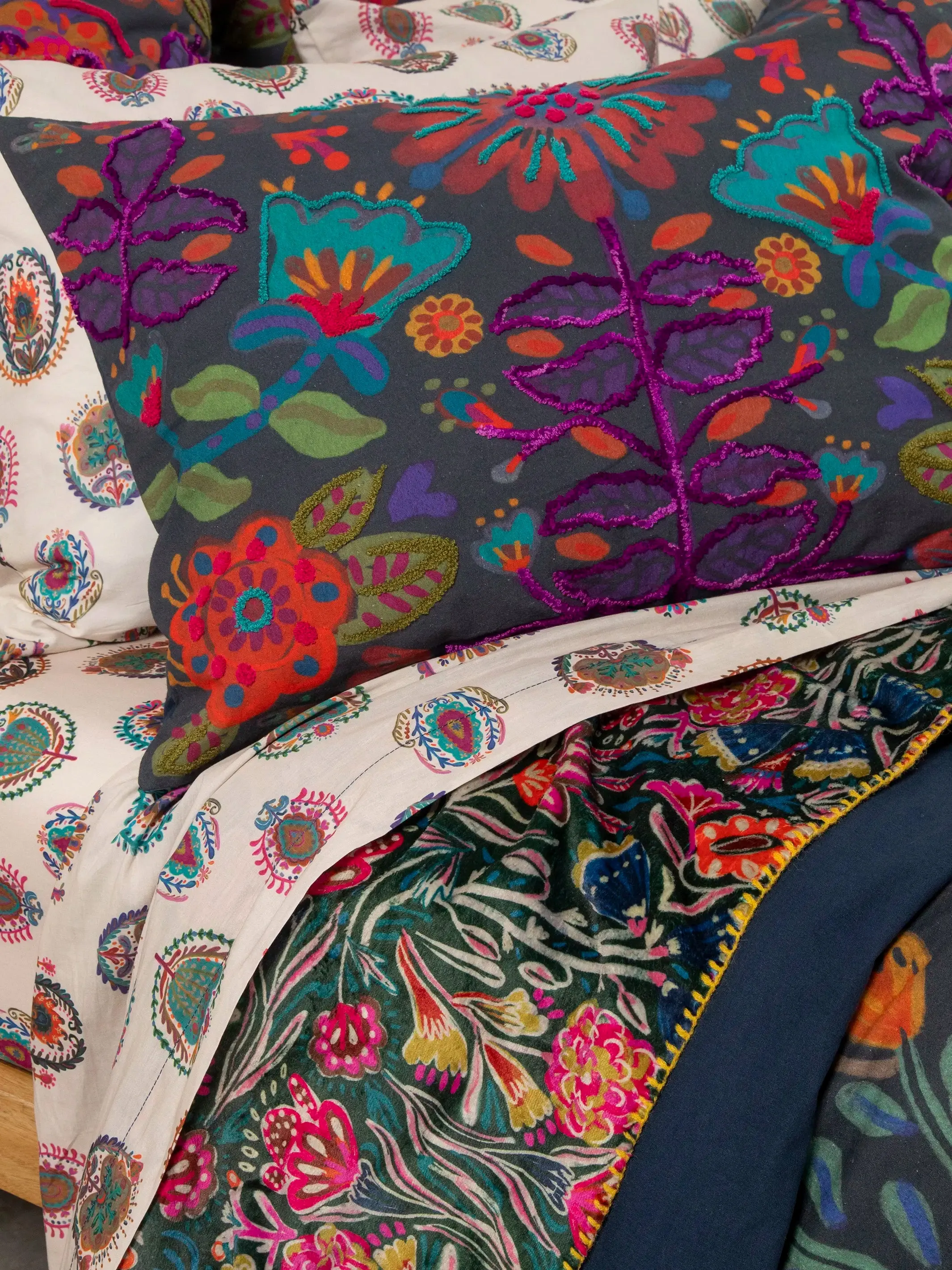 Double-Sided Cozy Bed Blanket - Green Lined Floral