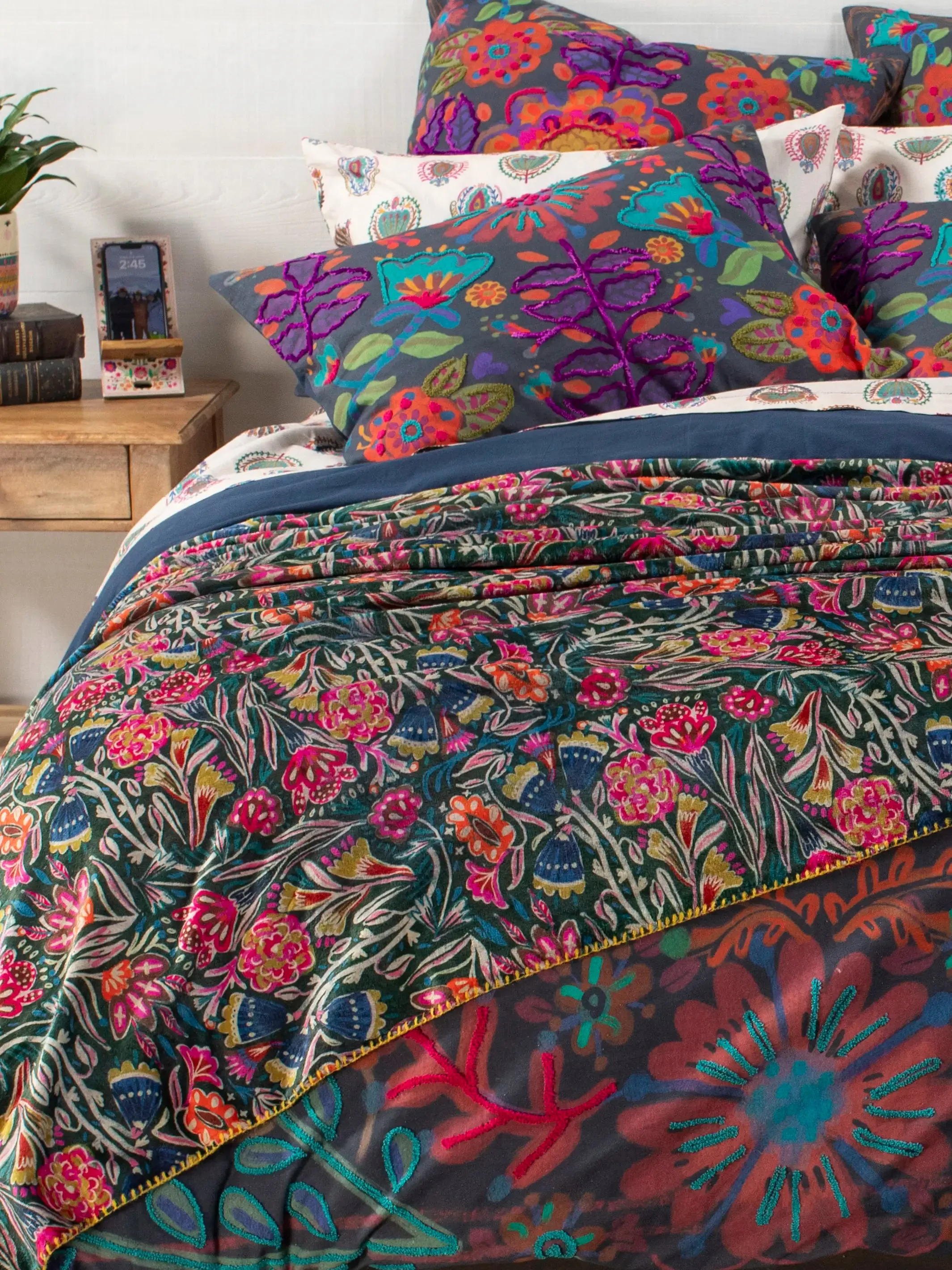 Double-Sided Cozy Bed Blanket - Green Lined Floral